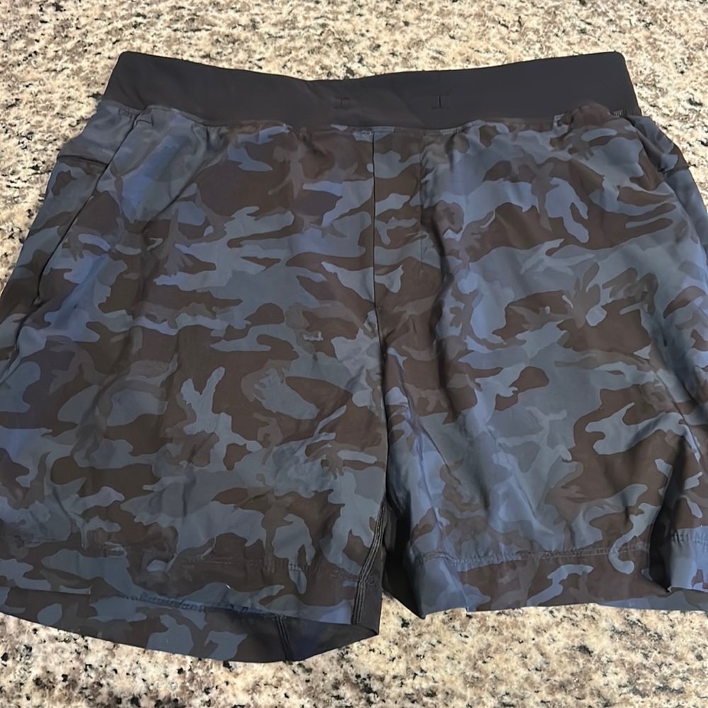 Navy camo Lululemon THE 7 inch shorts